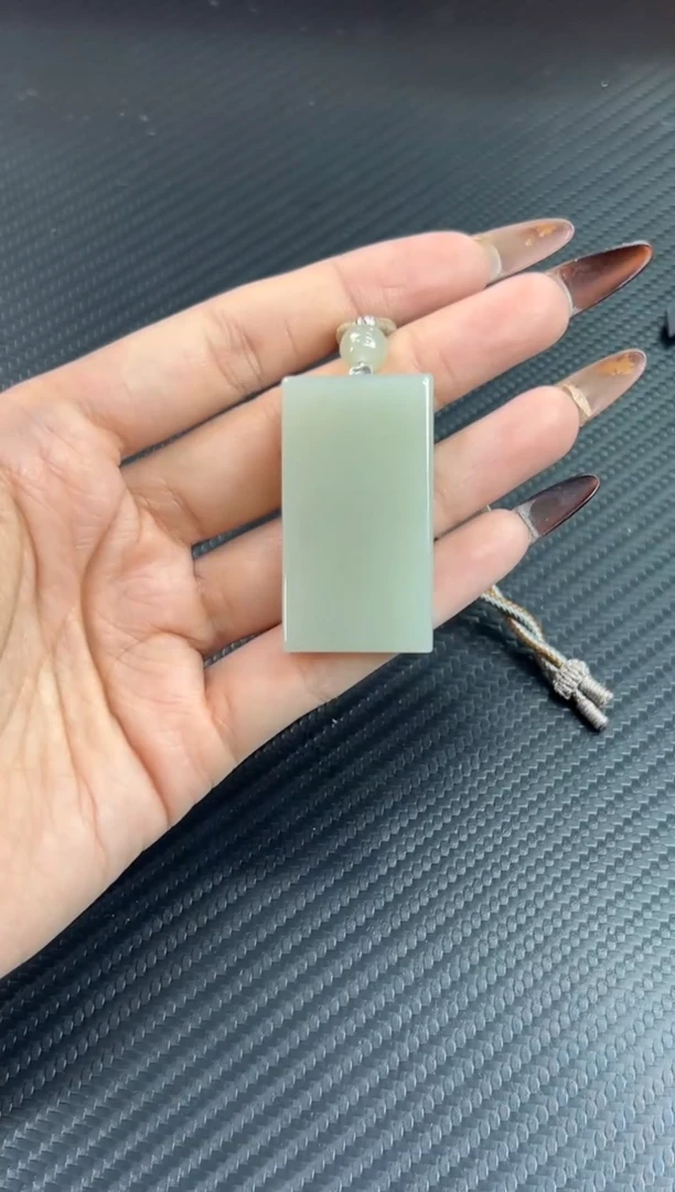 吊坠(赠链)未镶嵌和田玉且末近矿微色差m