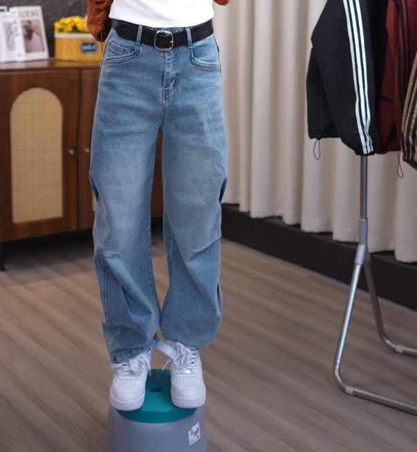 (早春新款）欧货新款侧面褶皱设计水洗复古宽松雪花弯刀牛仔裤
