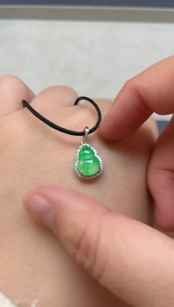 颈饰18K金镶嵌翡翠葫芦