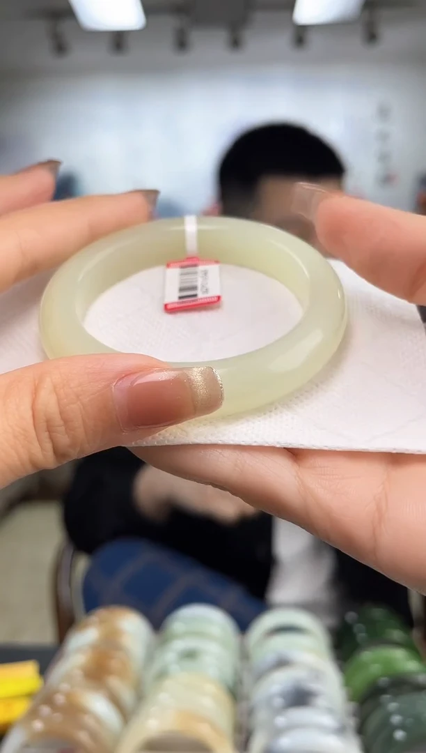 【闪购商品】和田玉手镯未镶嵌55圈口仅一只