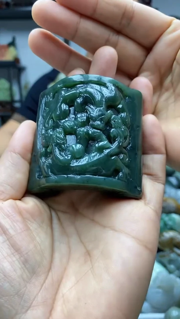 未镶嵌和田玉把件有裂