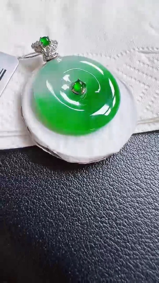 颈饰18K金镶嵌翡翠扣