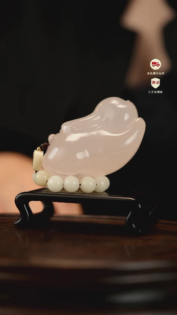 云南石樱花粉飞兔手把件