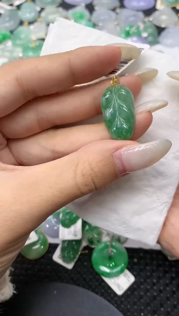 颈饰18K金镶嵌翡翠11111111111