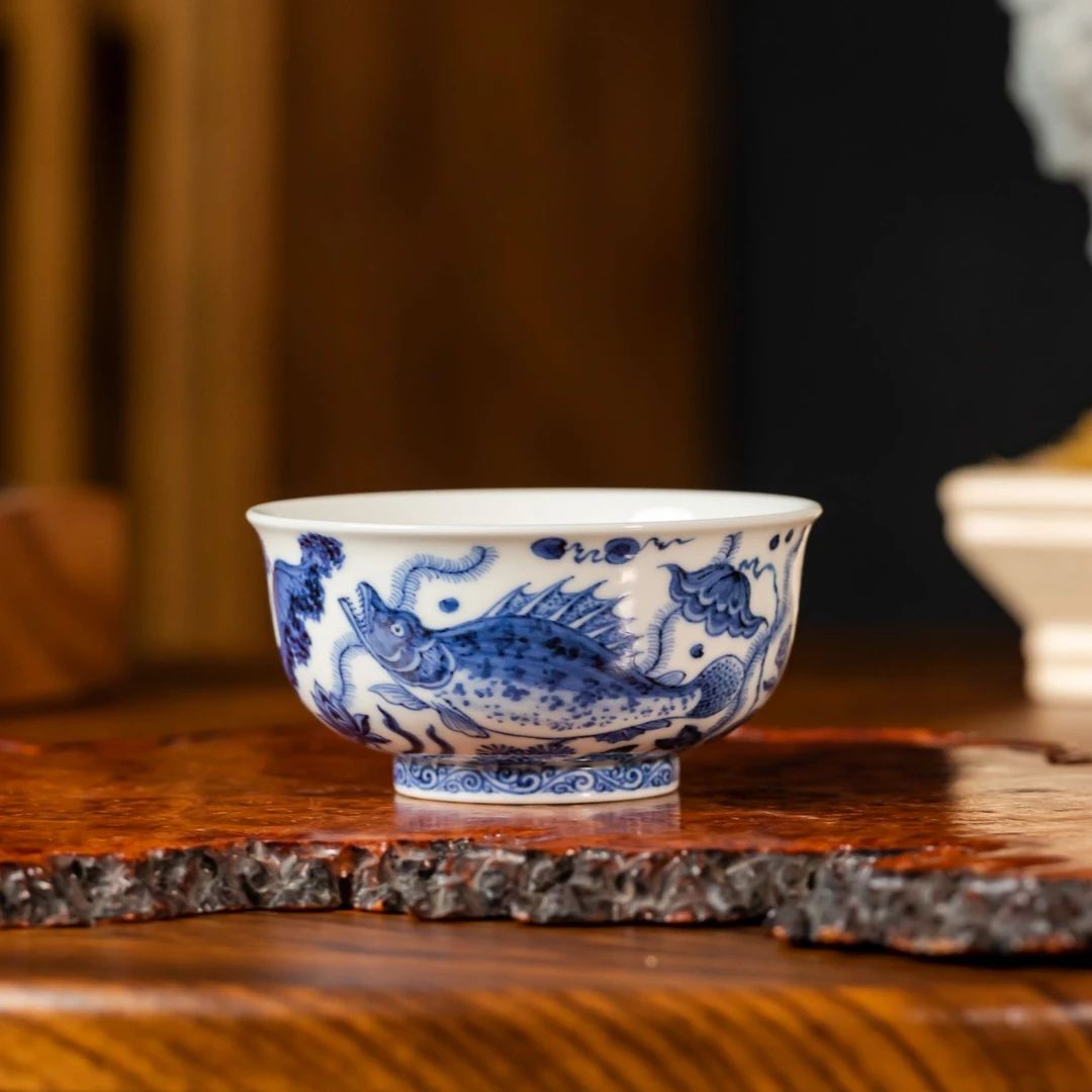 【瑶瑶甄选】游玉堂仿明青花鱼澡炉式杯精工手绘陶瓷品茗杯茶器