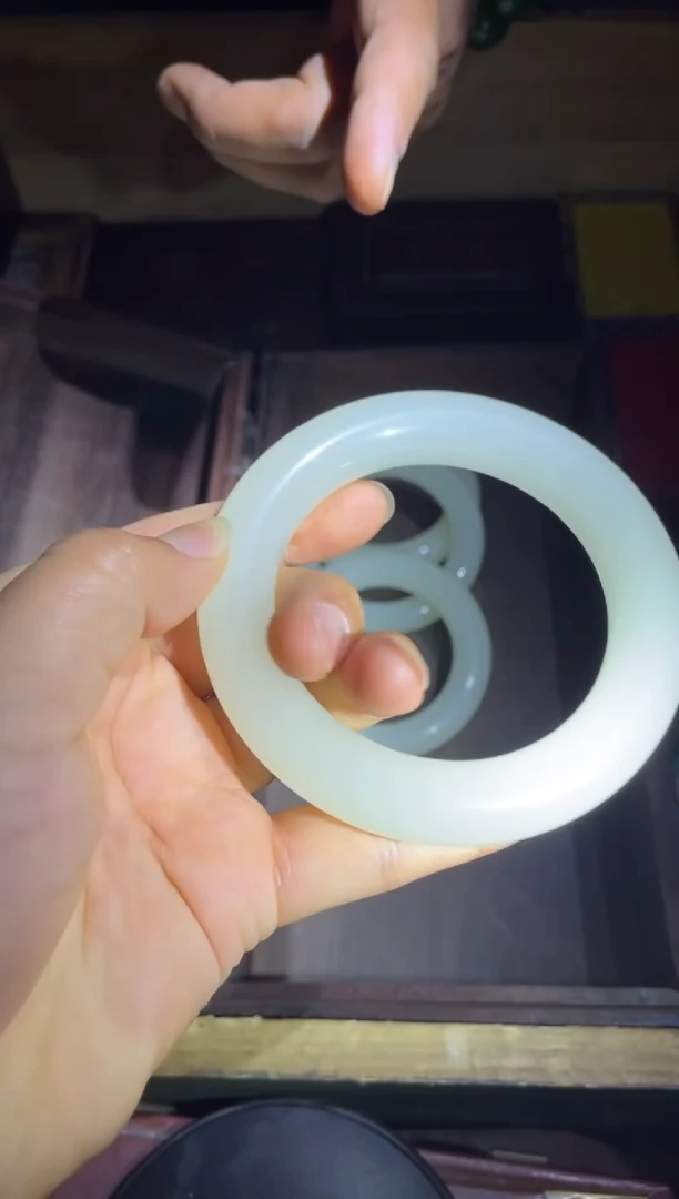 和田玉未镶嵌颈饰白玉圆条手镯1件