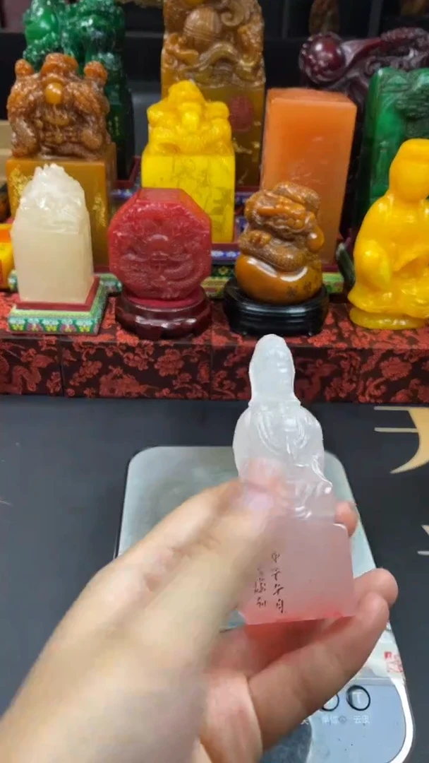 寿山石印石荔枝冻坐立观音