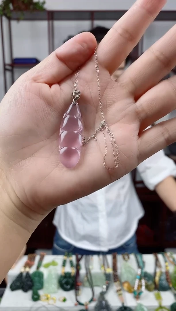 未镶嵌岫玉颈饰四季豆