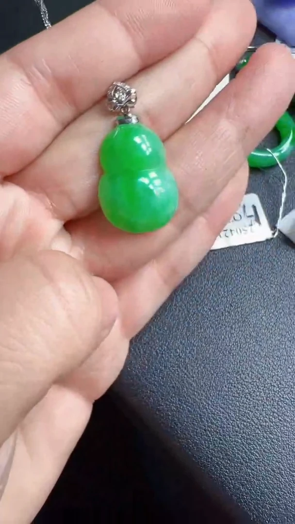 颈饰18K金镶嵌翡翠葫芦