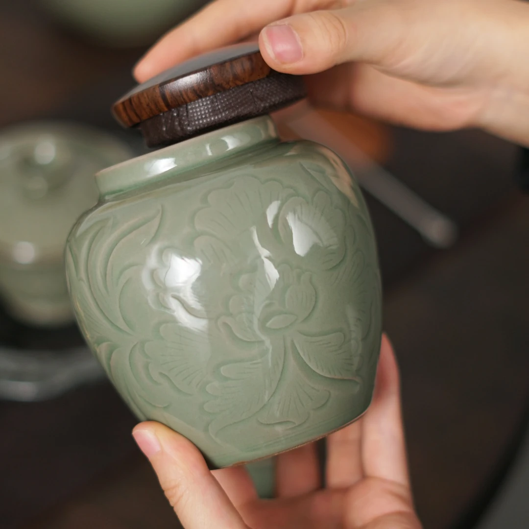 牡丹纹饰大茶叶罐