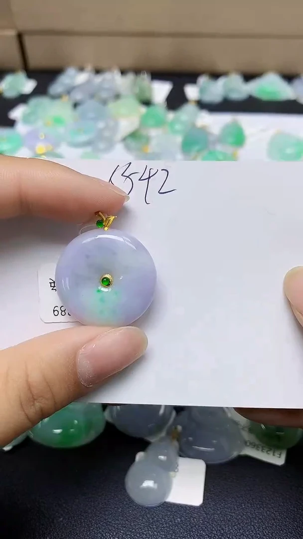 翡翠18K金镶嵌颈饰天然缅甸翡翠A货
