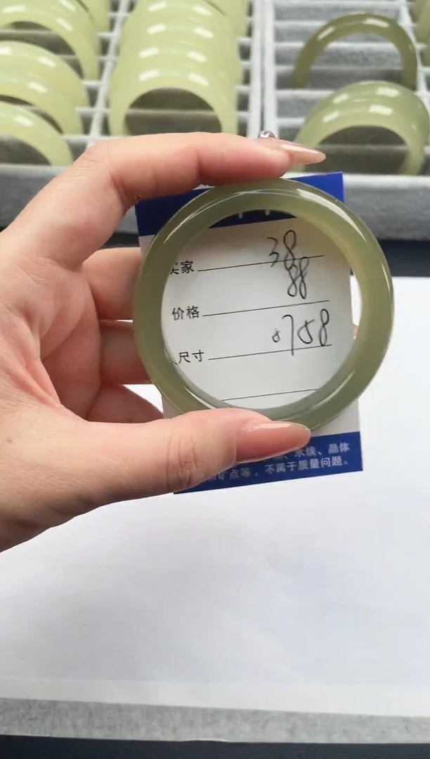 未镶嵌手镯石英质玉湖水绿