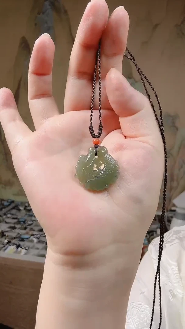 和田玉未镶嵌颈饰龙