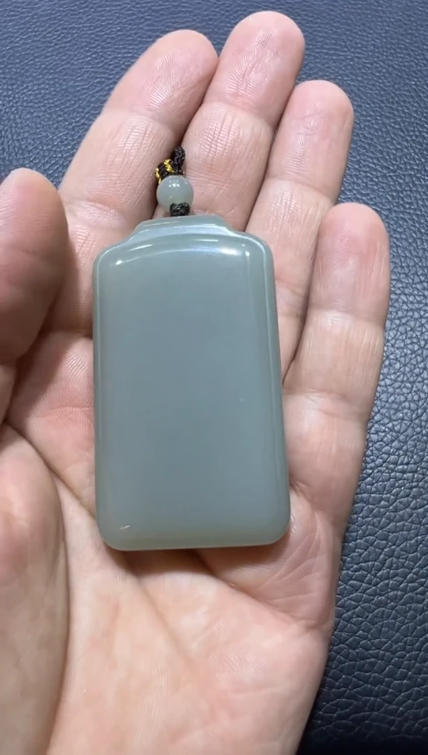 吊坠(赠链)未镶嵌和田玉且末近矿青白玉牌子（产地直发）