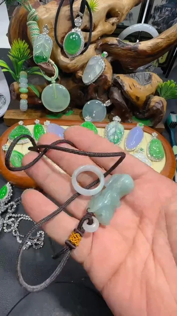 【闪购商品】翡翠颈饰未镶嵌吊坠