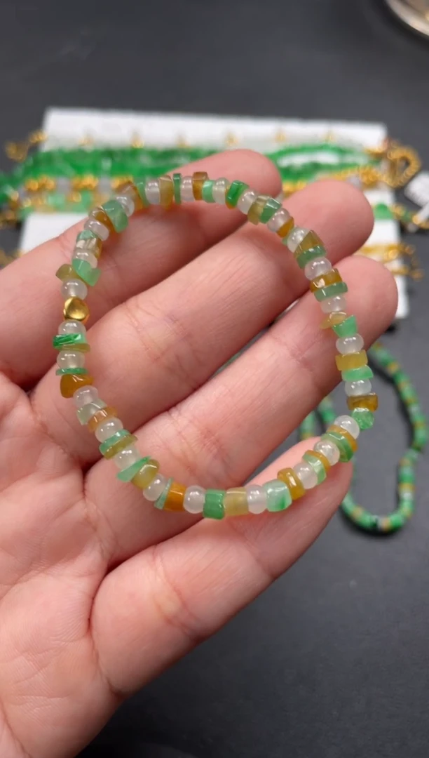 套链足金镶嵌翡翠一条   P321