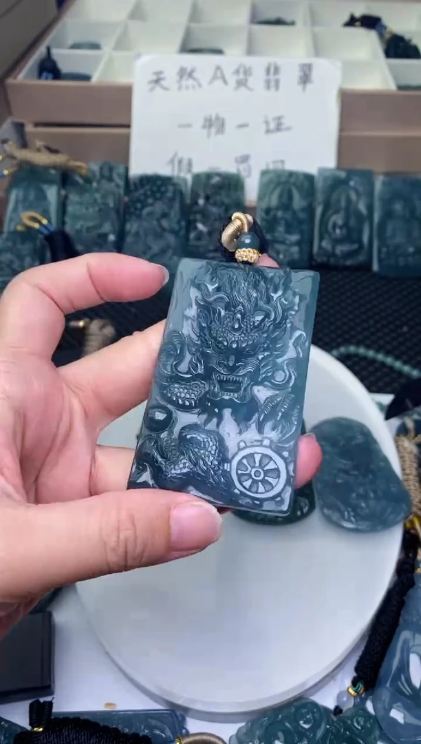 颈饰未镶嵌翡翠