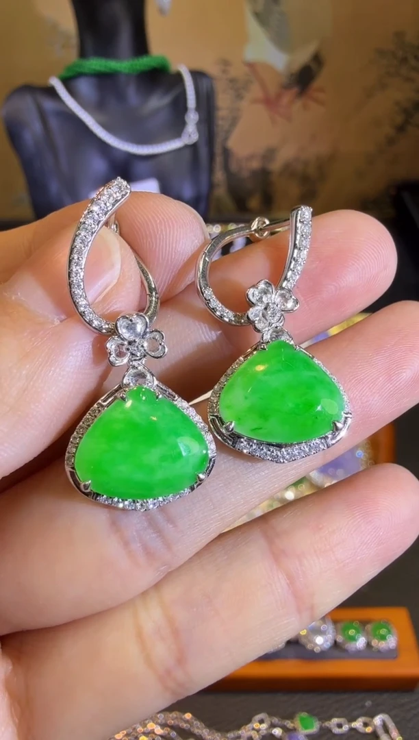 【闪购商品】翡翠耳饰18K金镶嵌高冰正阳满绿蛋面耳坠