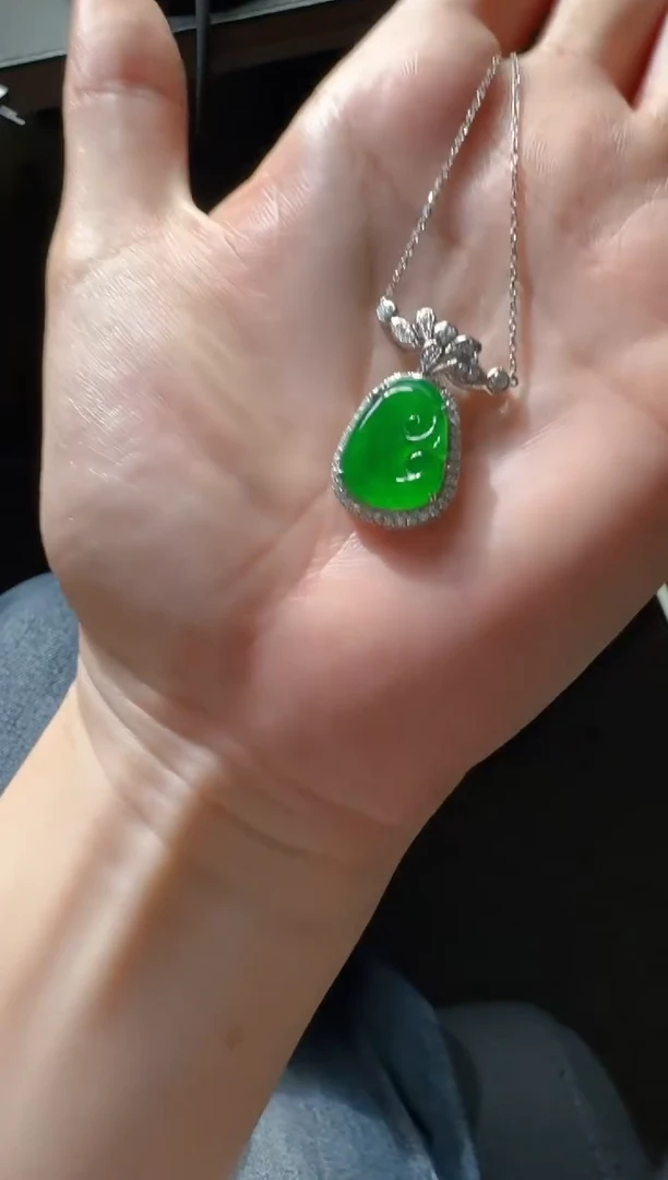 翡翠未镶嵌颈饰如意