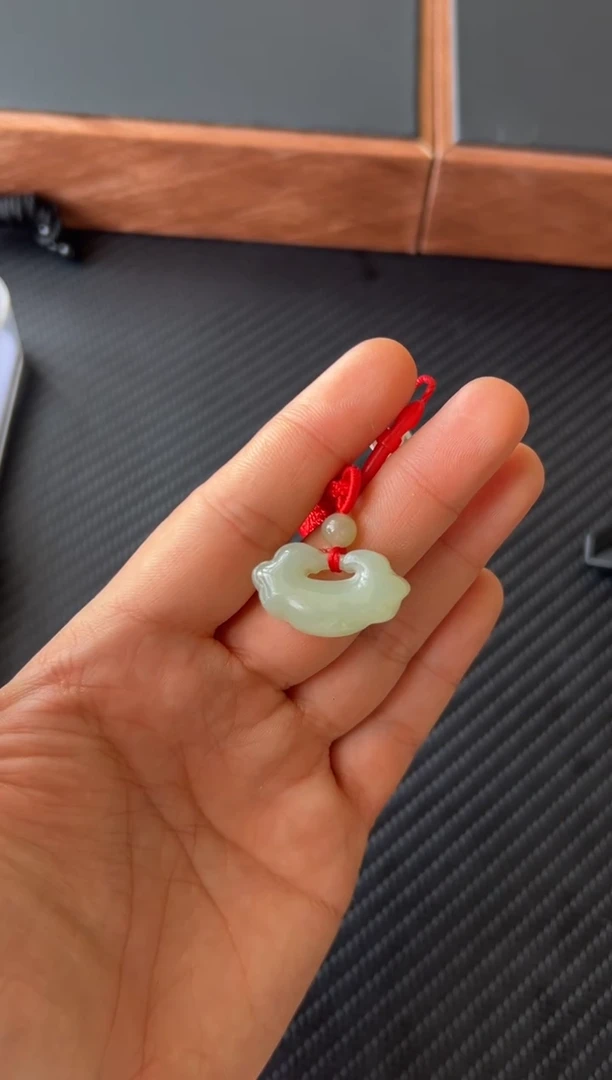 【闪购商品】和田玉吊坠(赠链)未镶嵌且末微色差近矿