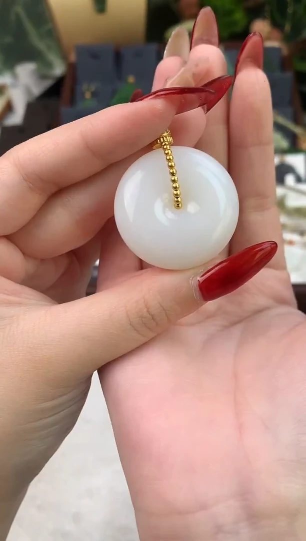 颈饰未镶嵌和田玉吊坠