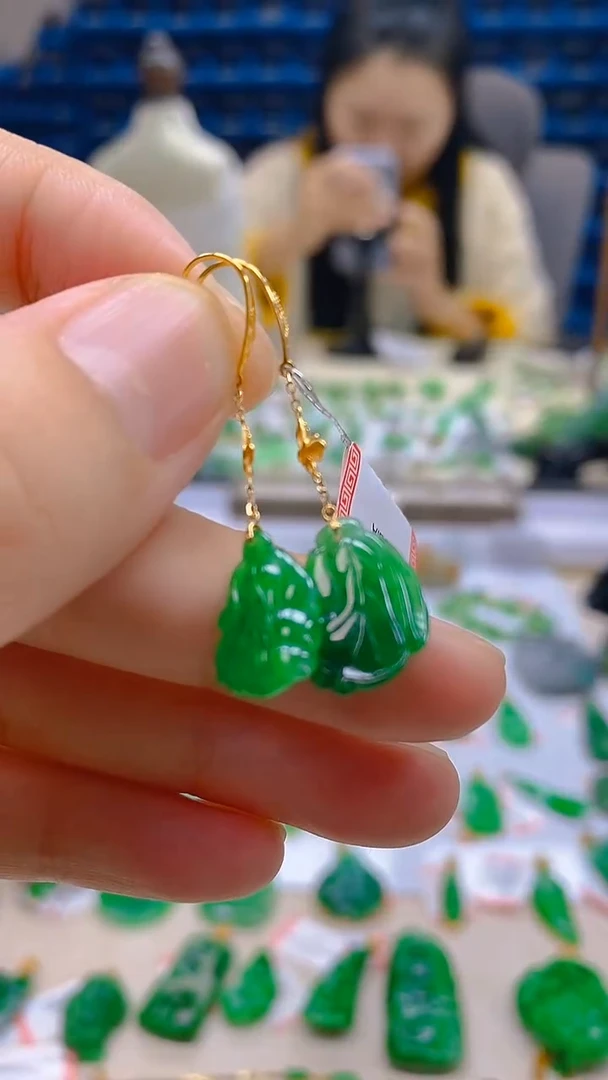 颈饰18K金镶嵌翡翠新号开播 全场乱卖