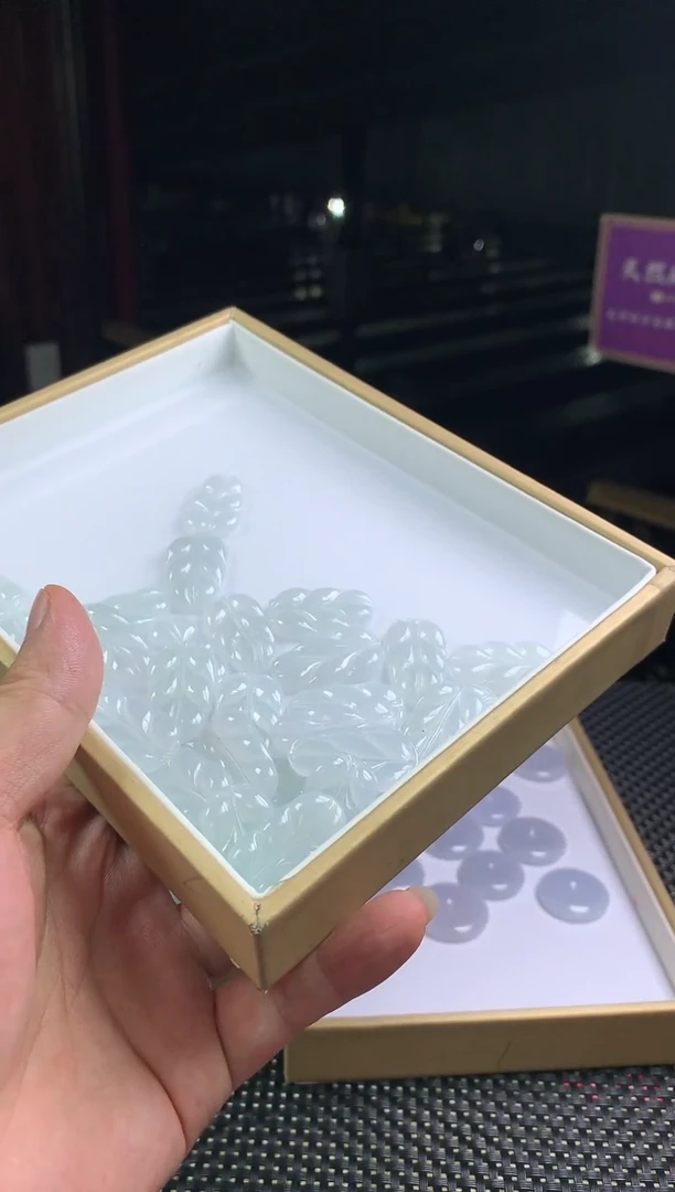 翡翠未镶嵌颈饰--31302