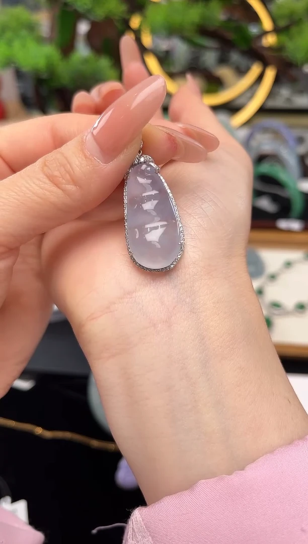 颈饰18K金镶嵌翡翠吊坠