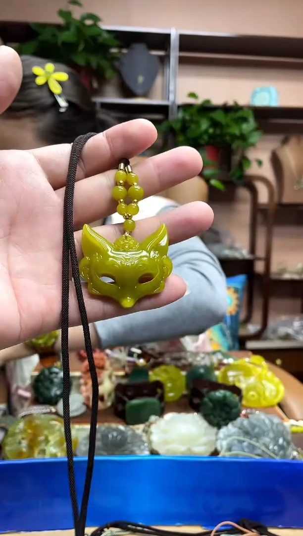 未镶嵌岫玉颈饰多样性发货发其中之一