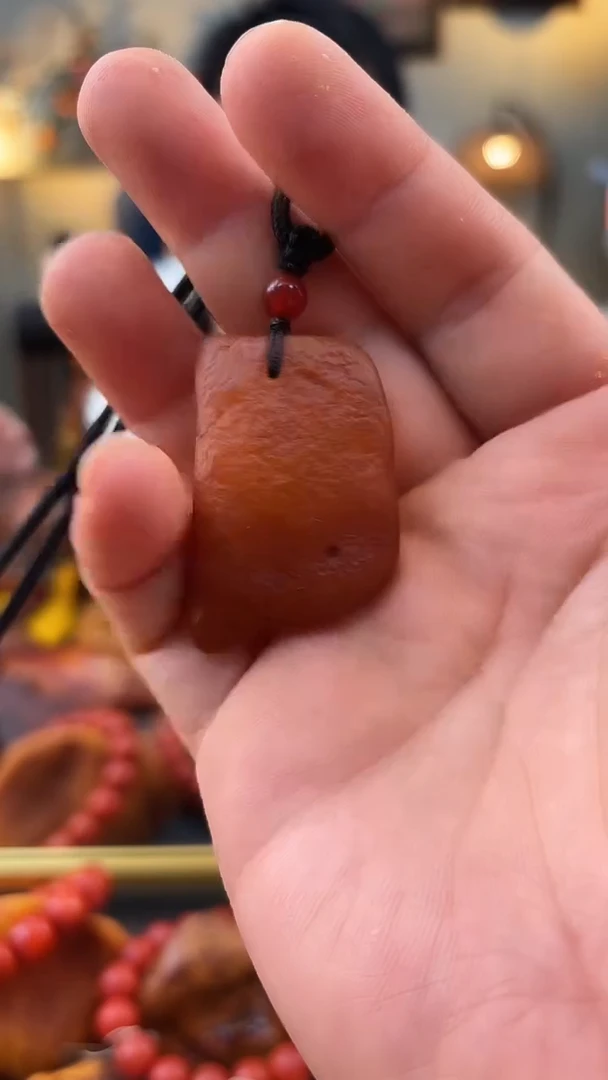未镶嵌颈饰琥珀吊坠