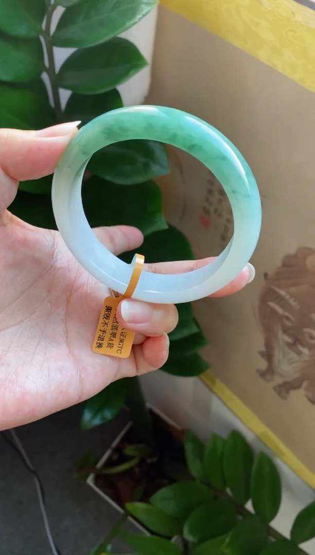 【闪购商品】翡翠手镯未镶嵌（十星强推）白底青半山水飘花22号