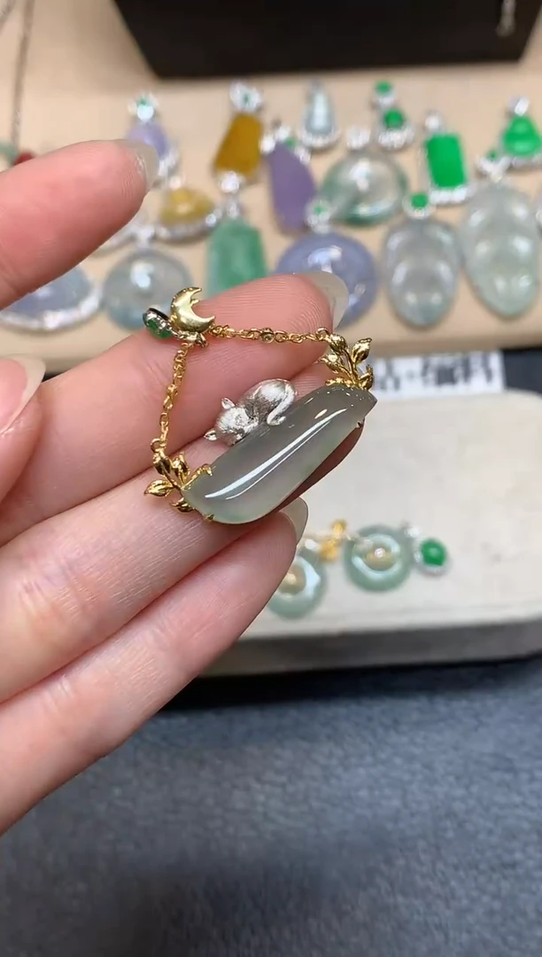 颈饰18K金镶嵌翡翠随形【无服务费