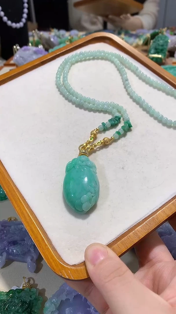 颈饰未镶嵌翡翠吊坠