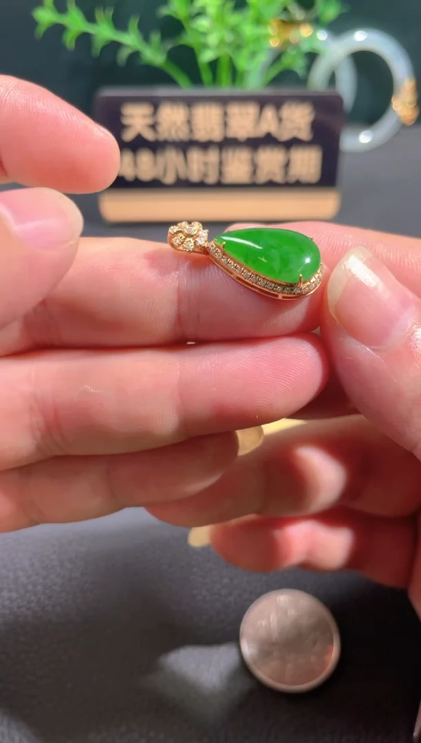 翡翠18K金镶嵌颈饰翡翠