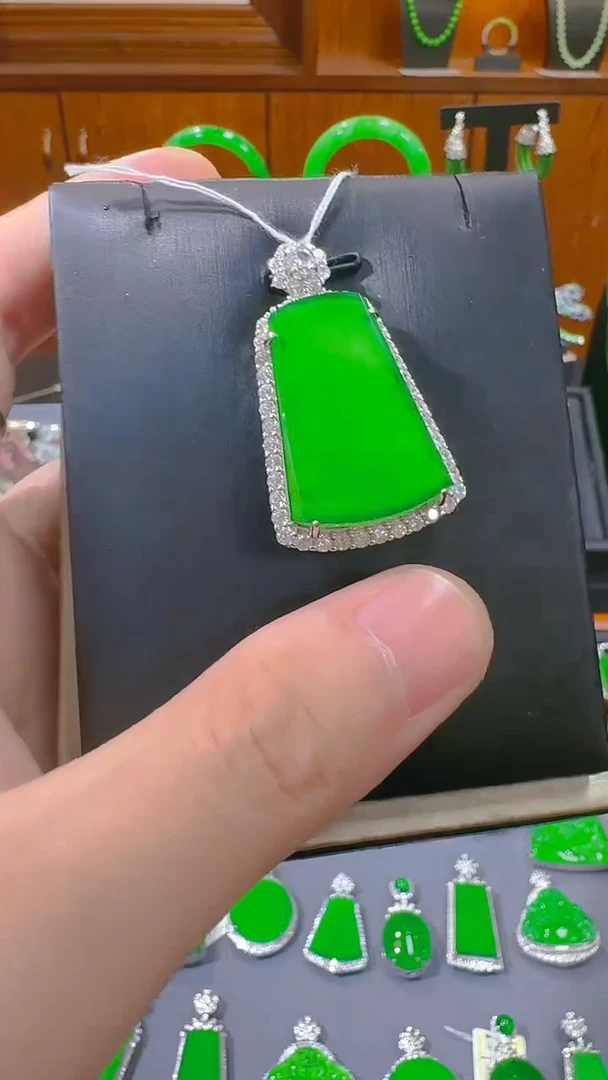 【闪购商品】翡翠吊坠(赠链)银S925镶嵌天然A货翡翠