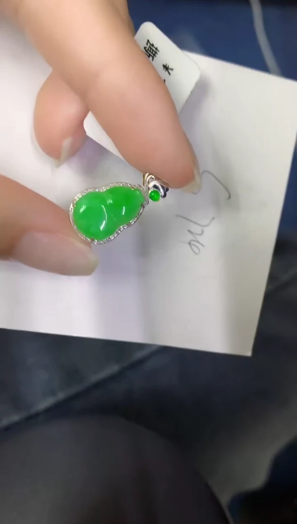 颈饰18K金镶嵌翡翠缅甸天然翡翠A货