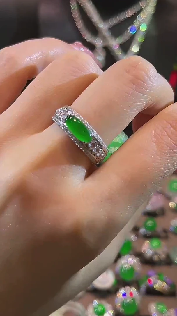 18K金镶嵌戒指翡翠戒指