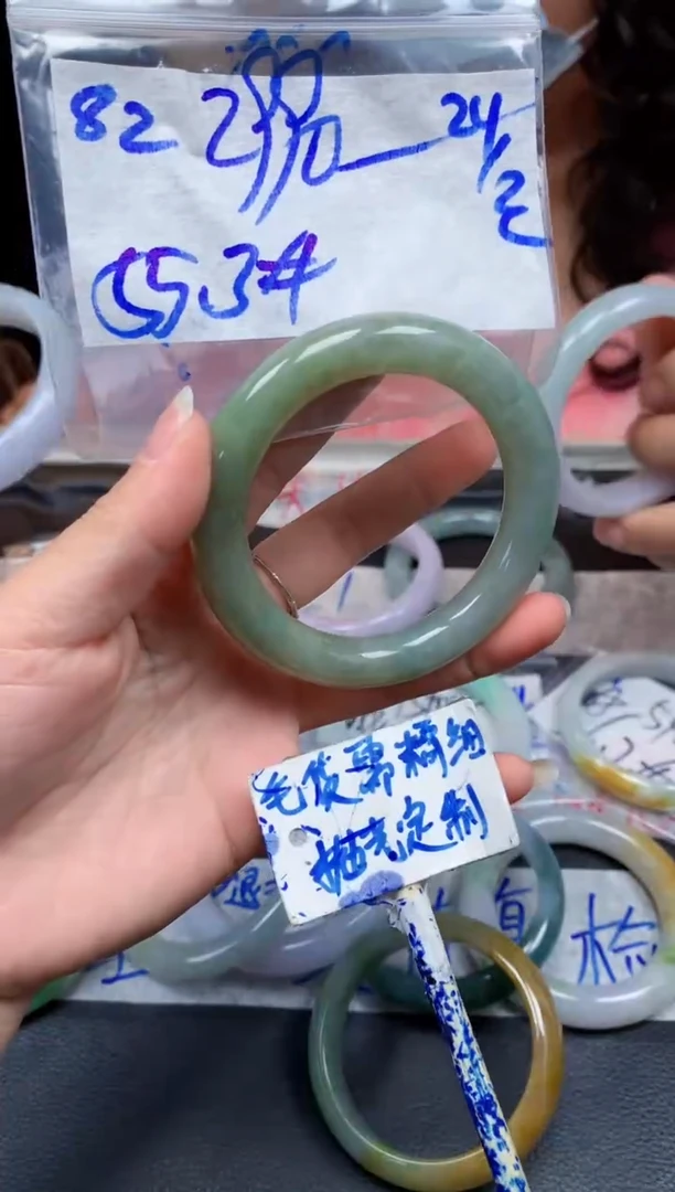 【闪购商品】定制翡翠未镶嵌82毛货需精细抛光手镯多样性拍一发一