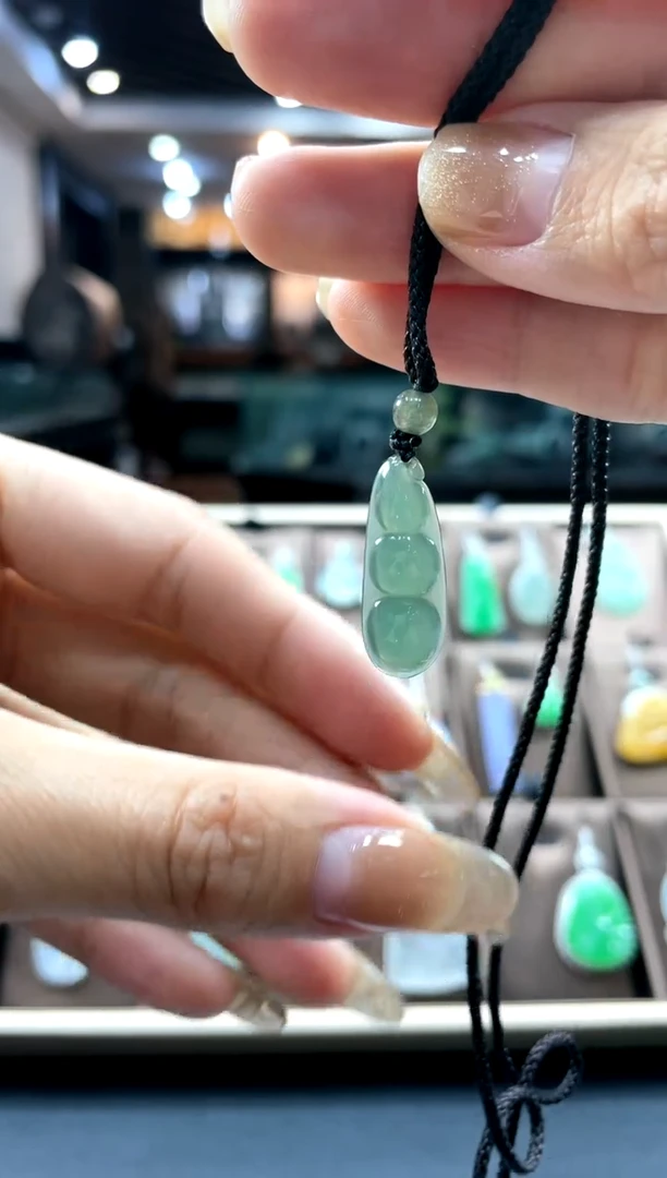 【闪购商品】翡翠颈饰未镶嵌福豆