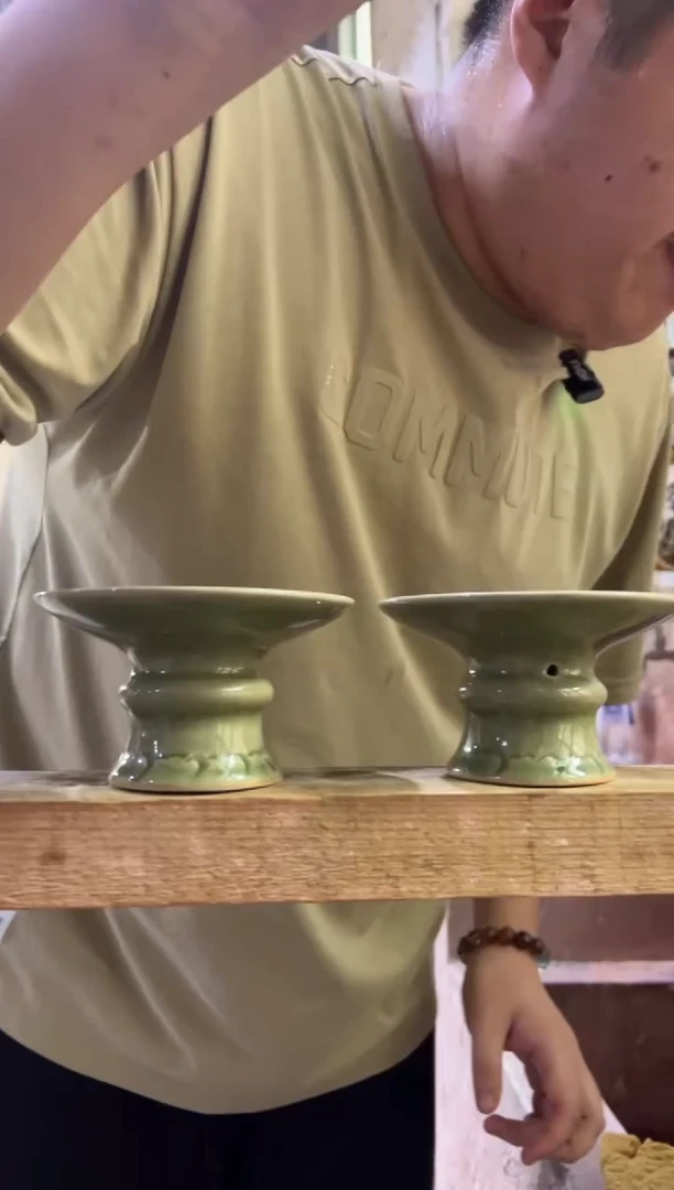 微瑕耀州窑青瓷海浪底座一对