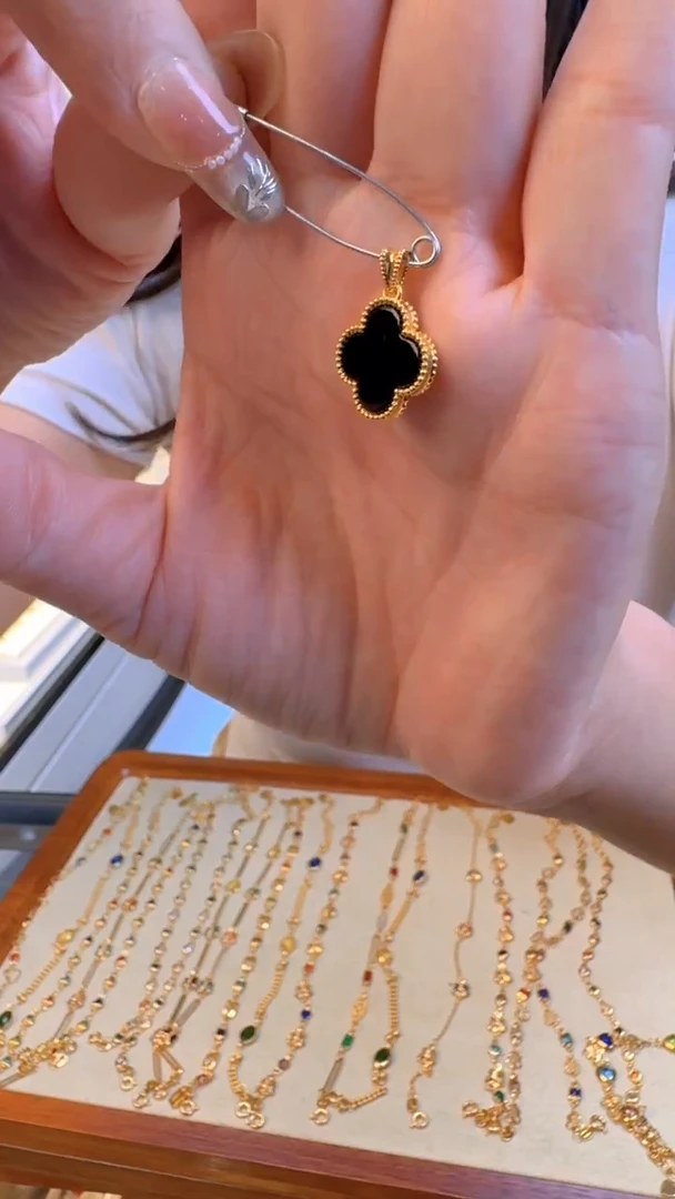 黑色四叶草吊坠0.85g（多样性发货）