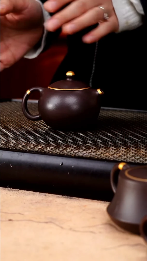 茶壶紫砂四号井茄皮紫泥描金小西施130cc