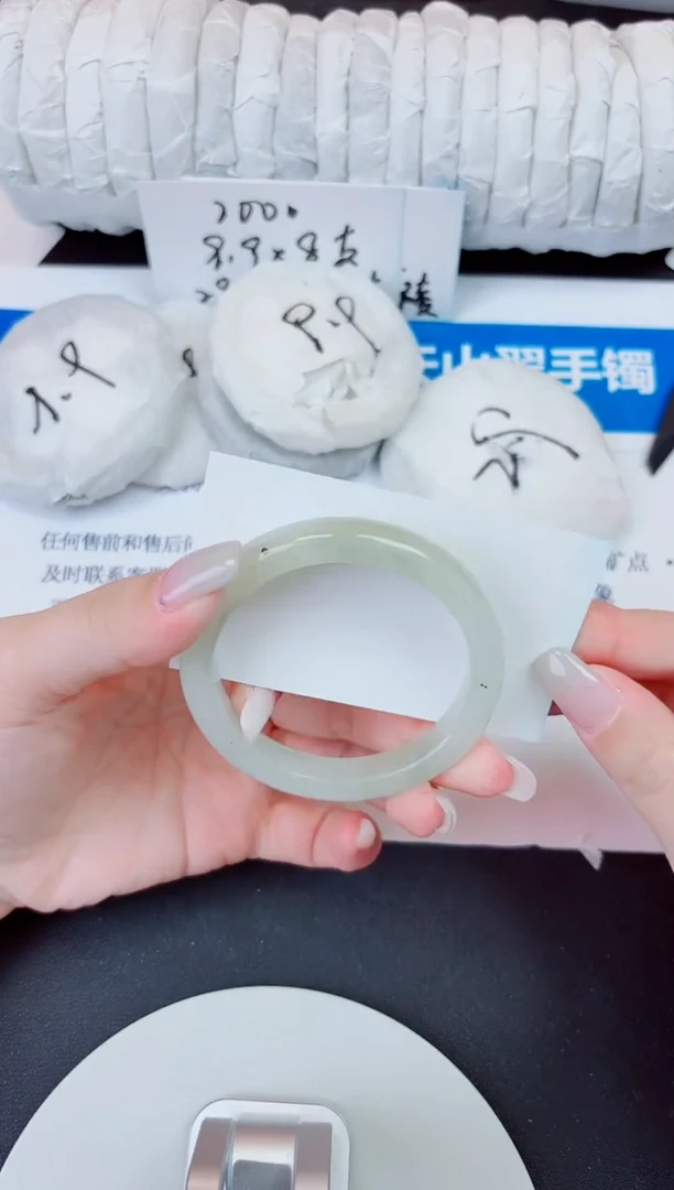 未镶嵌手镯石英质玉104/57