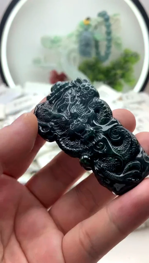翡翠未镶嵌颈饰龙牌