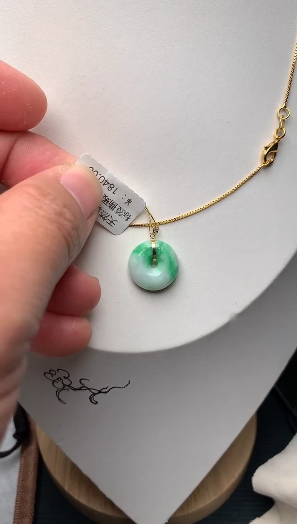 颈饰18K金镶嵌翡翠1