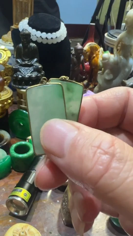 把玩小菲小翠的耳环一对