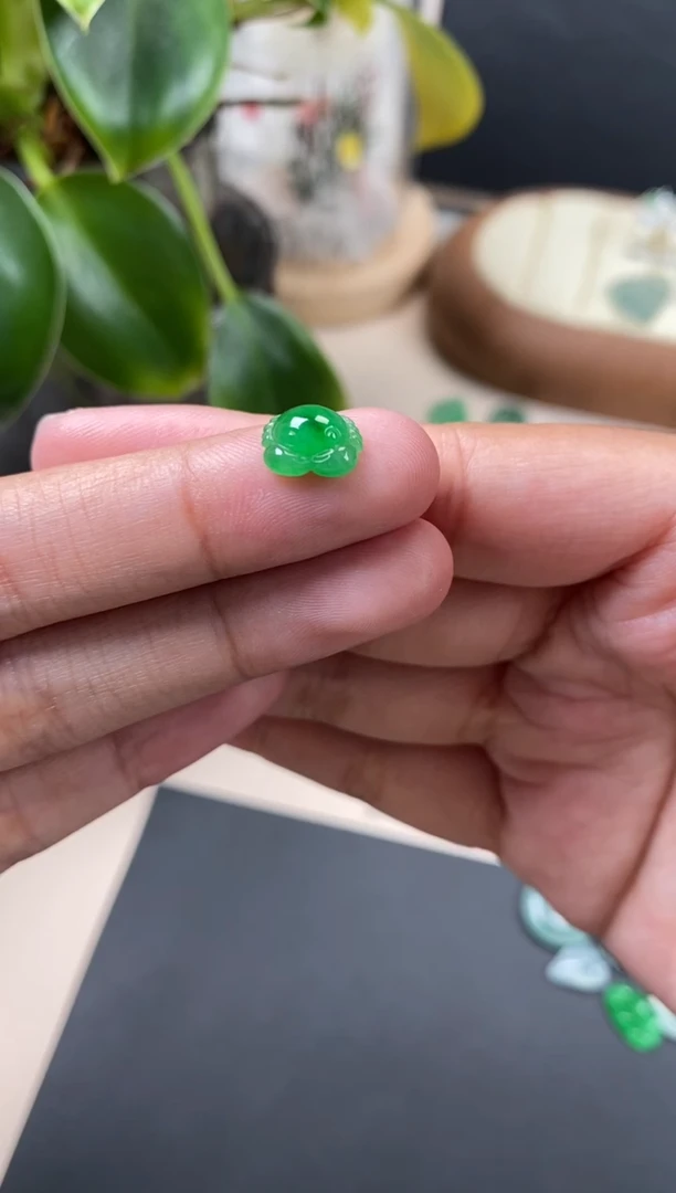 【闪购商品】翡翠颈饰未镶嵌翡翠冰绿裸石