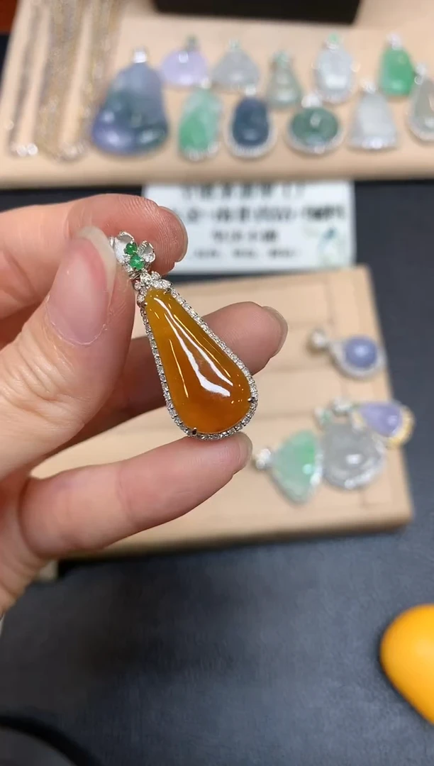 【闪购商品】翡翠颈饰18K金镶嵌福瓜【无服务费