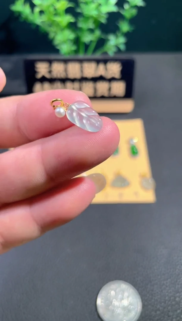 颈饰18K金镶嵌翡翠翡翠