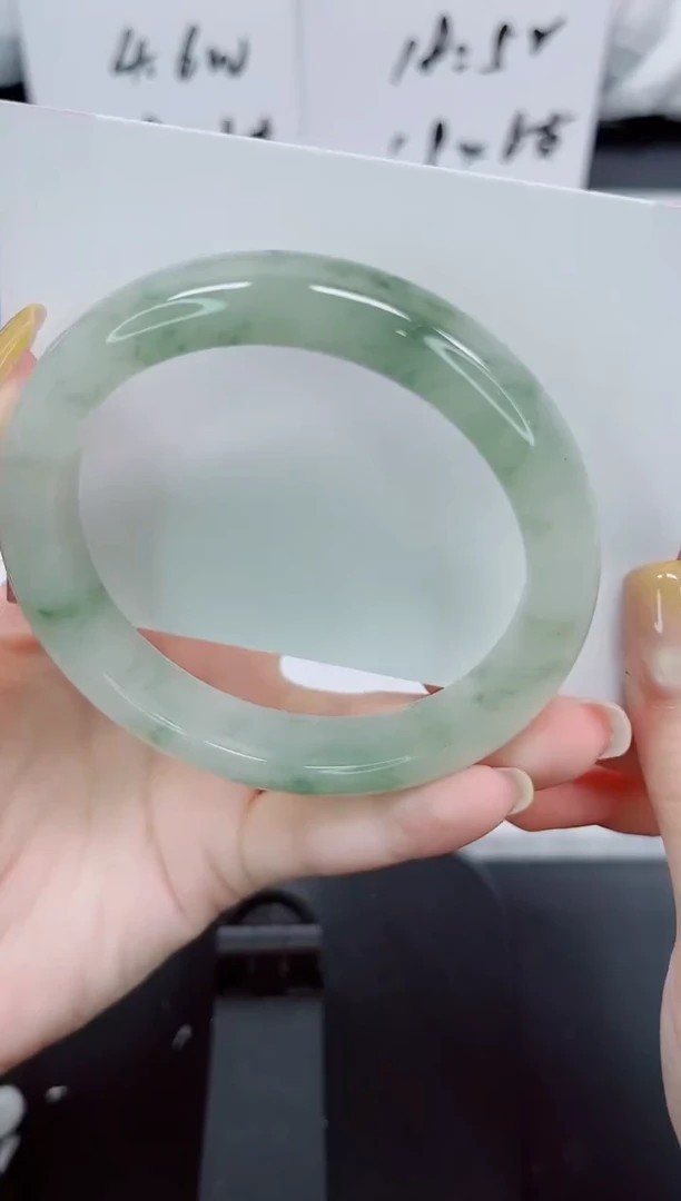 石英质玉手镯未镶嵌380